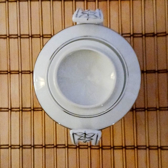 Vintage China - Platinum Garland Sugar Bowl & Lid manufactured by Harmony House - Picture 7 of 16